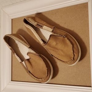 Canvas Walu tan Crocs size 9